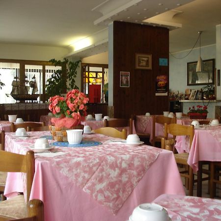 Hotel Primavera เดเซนซาโนเดลการ์ดา ภายนอก รูปภาพ