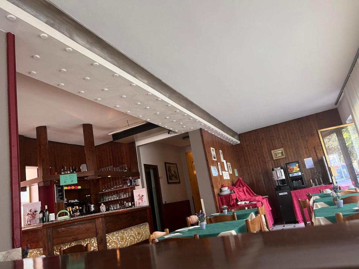 Hotel Primavera เดเซนซาโนเดลการ์ดา ภายนอก รูปภาพ