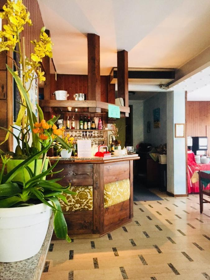 Hotel Primavera เดเซนซาโนเดลการ์ดา ภายนอก รูปภาพ